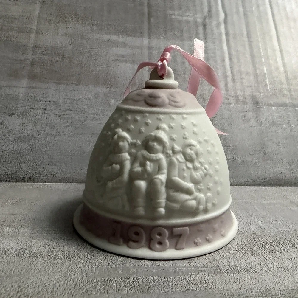 Vintage 1987 LLADRO 5458 Christmas Bell Ornament Campanita Navidad Bisque Pink‎